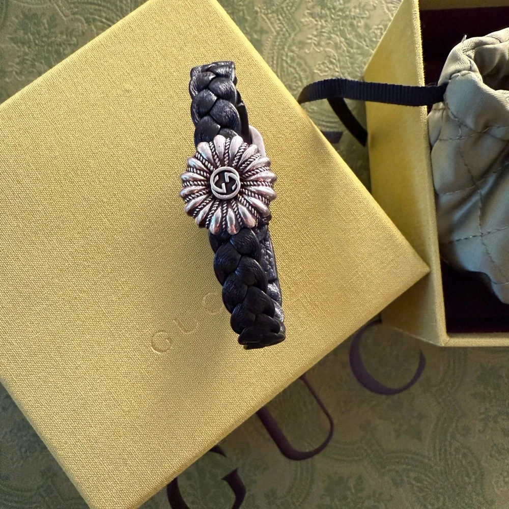 New Gucci Interlocking G Engraved Silver Flower Black Leather Bracelet Unisex🖤